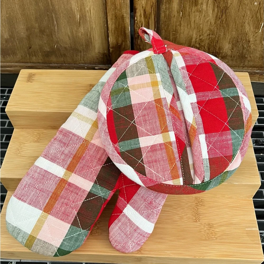 Threshold Oven Mitt & Potholder Set. - Picture 2 of 2